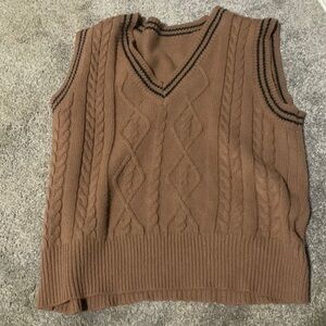 Size Medium, its a cute brown vest!
